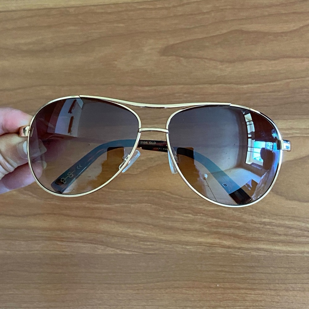 Jessica Simpson aviator sunglasses